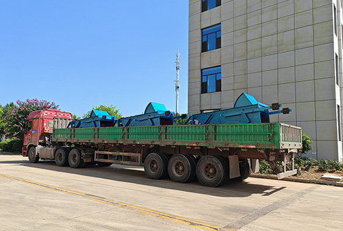 山東礦安機電生產的三臺往復式給煤機裝車發(fā)貨